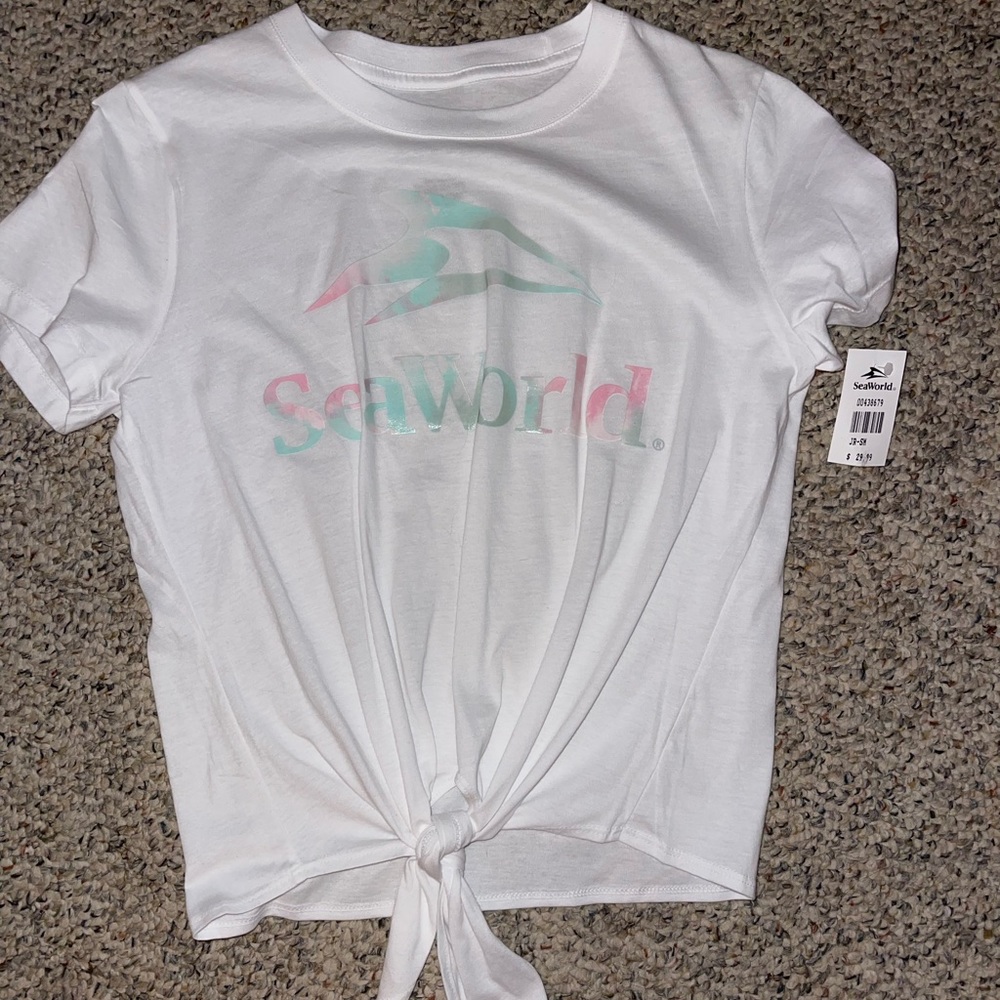 Seaworld T shirt. New With tags